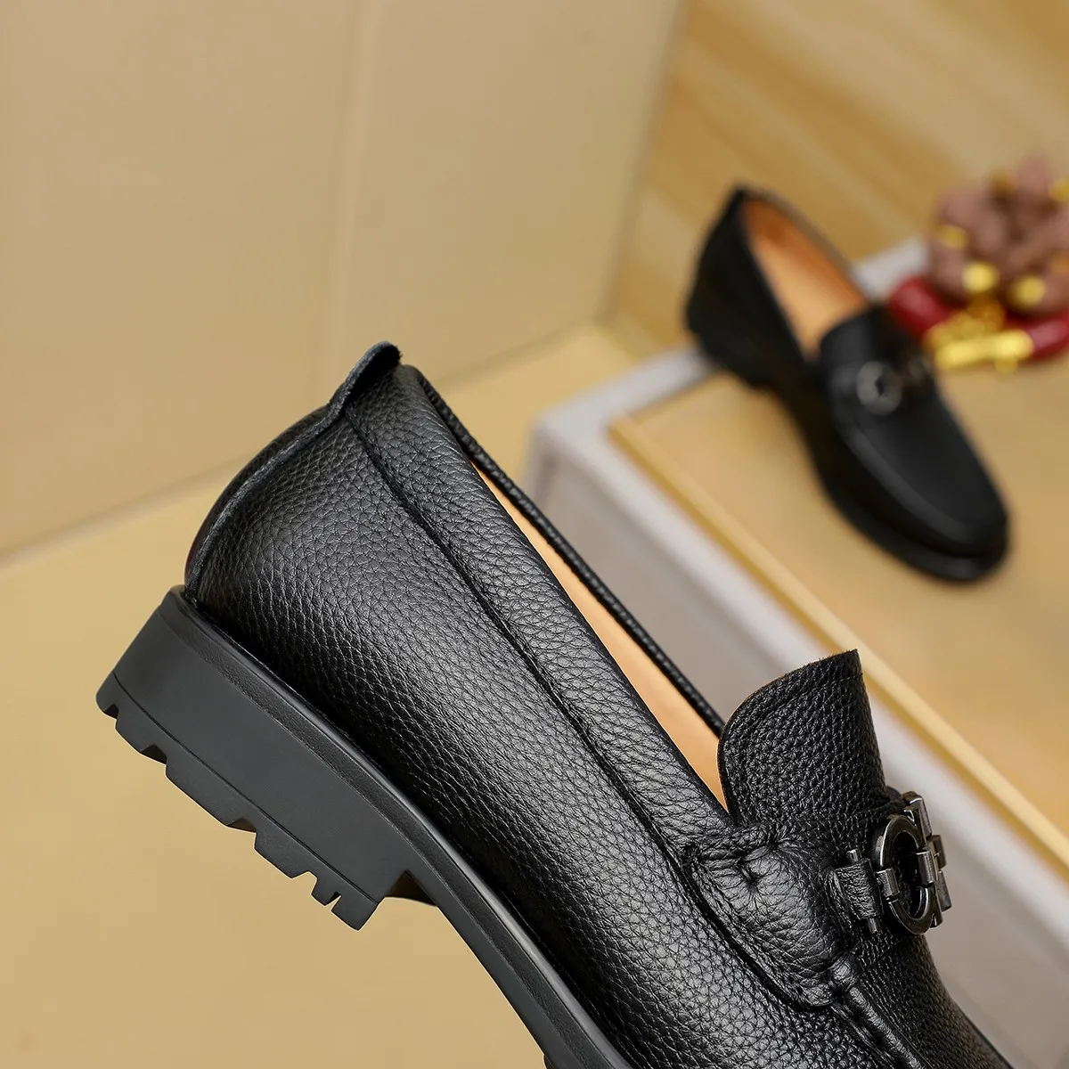 Men's shoes 250 Ferragamo [Ferragamo] top imported suit men's shoes 💯Original copy of the official website, product materials: selected imported embossed calfskin + luxury hardware buckle accessories ~ imported water-dyed cow 🐂 leather lining. Strong three-dimensional visual effect, original combination outsole, multiple colors available😘 Size: 39-44 (38.45.46. Customized)